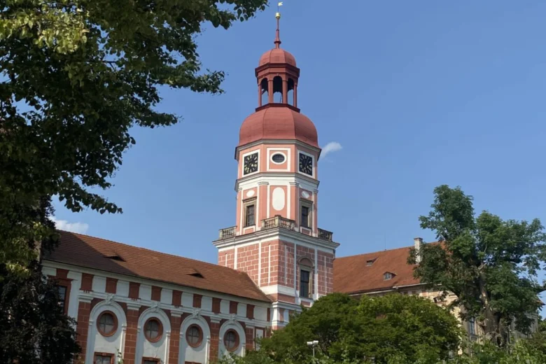Historický radniční věž v Roudnici nad Labem s hodinami.