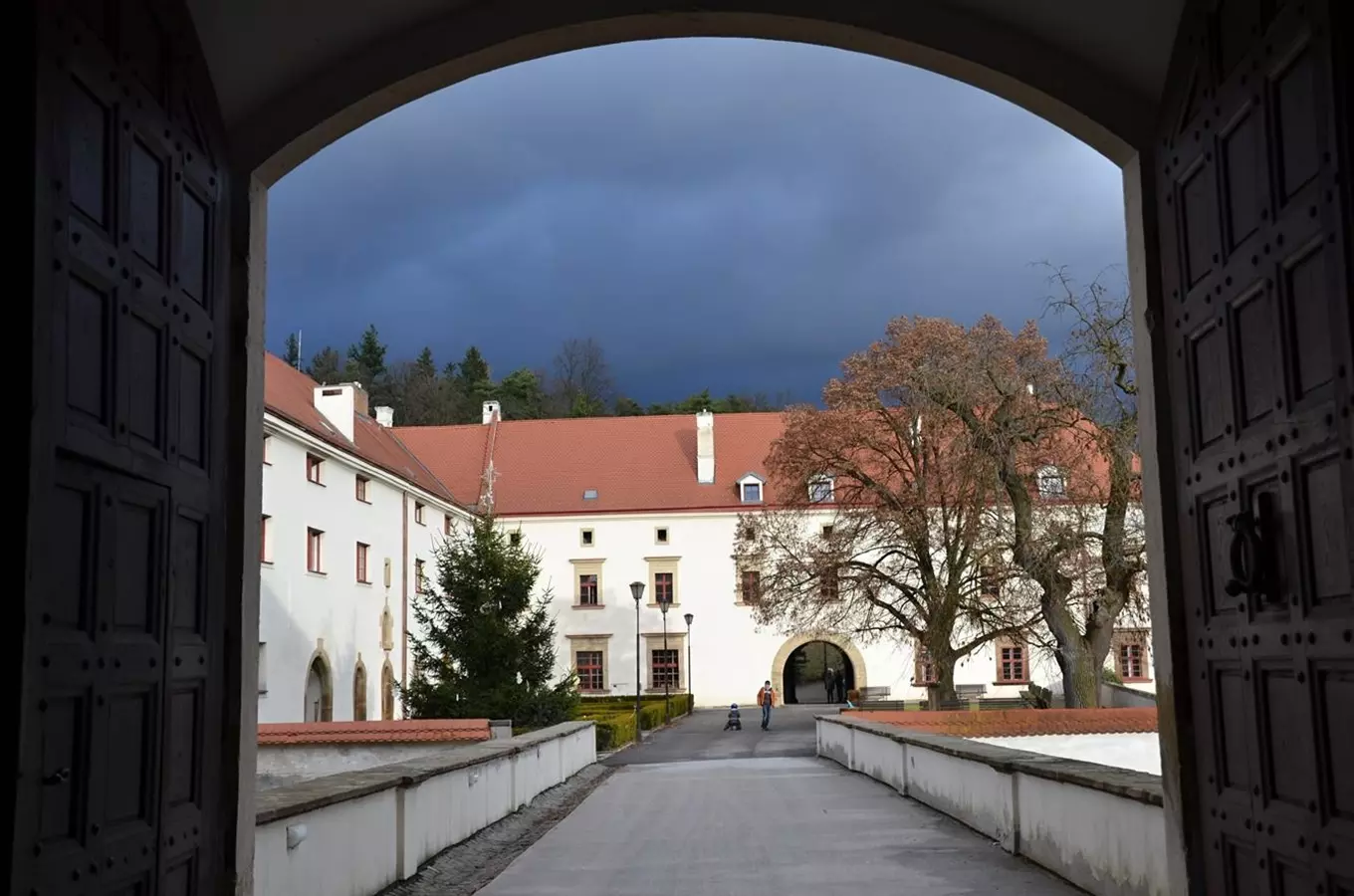 Historická budova na Černé hoře s architektonickými detaily.