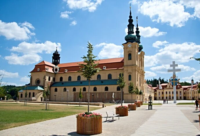 Bazilika ve Zlíně s okolním parkem pod modrou oblohou.
