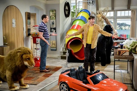 Ashton Kutcher v interiéru seriálu Two and a Half Men