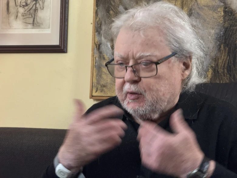 Portrét zpěváka Vladimíra Mišíka při rozhovoru.