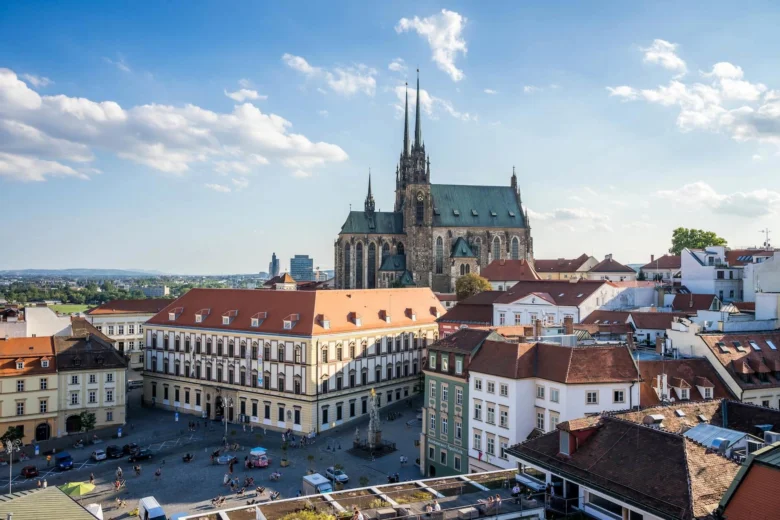 Staroměstské náměstí v Brně s kostelem sv. Petra a Pavla
