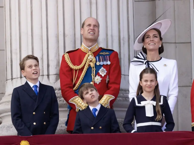 Princ William s dětmi na balkóně během slavnostního příležitosti.
