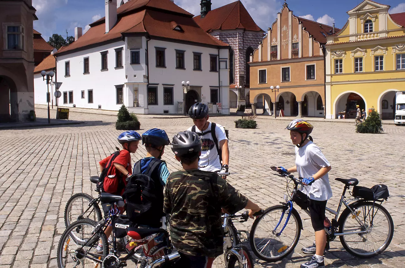 Děti na kolech v historickém náměstí Pelehrimo.