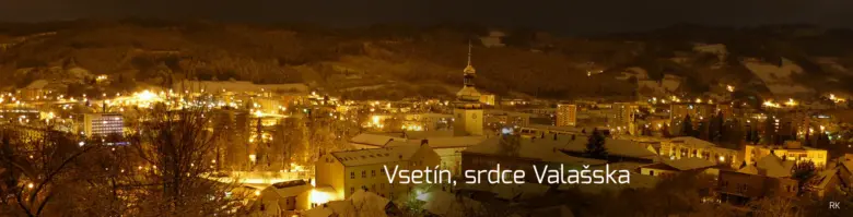 Noční pohled na město Vsetín s kostelem v centru.