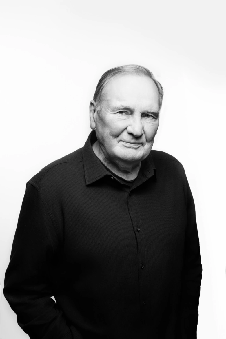 Černobílá fotografie herce Jiřího Štěpničky v tmavém tričku.