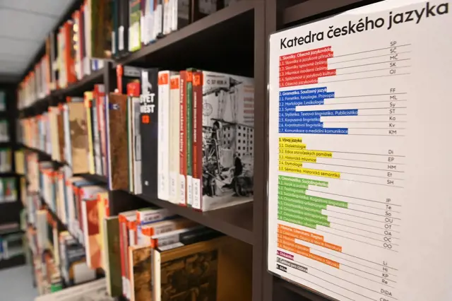 Poloha knihovny s tabulí o českém jazyce.