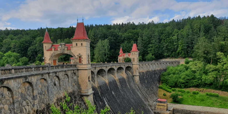Zámek na hradišti v Dvoře Králové nad Labem s vodopadem.
