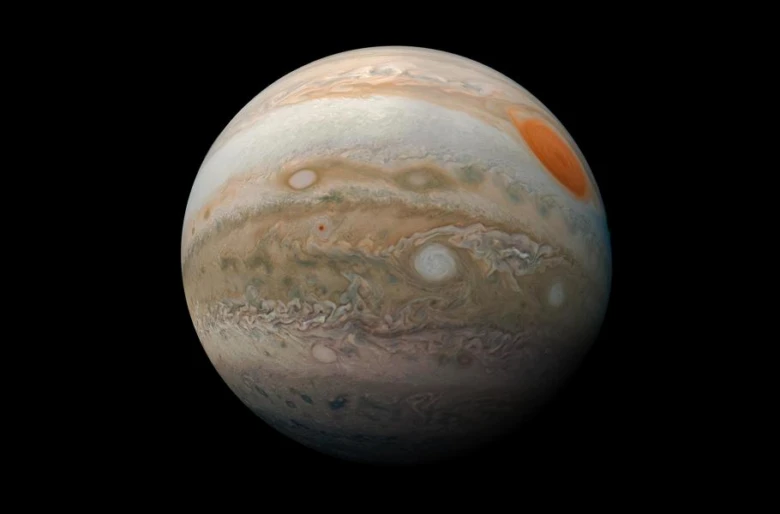Fotografie planety Jupiter s viditelnými pásy a Velkou červenou skvrnou.