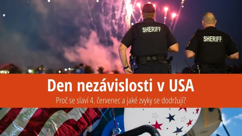 Dva šerifé sledují ohňostroj při oslavě nezávislosti USA.