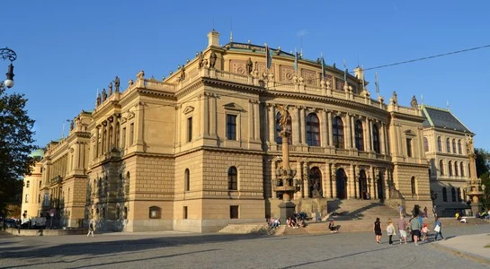 Vnější fasáda budovy Rudolfinum v Praze na slunečný den.