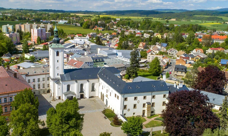 Vzdušný pohled na město Lanškroun s kostelem a okolními domy.