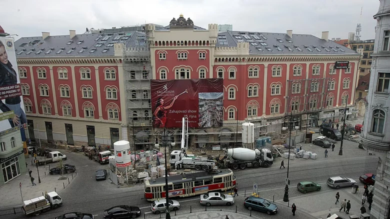 Budova Palládia v Praze při rekonstrukci s tramvají před ní.