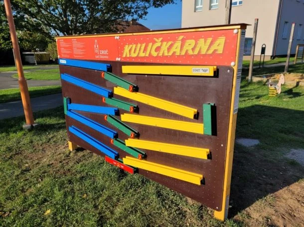 Venkovní dřevěná hrací deska pro kuličky na hřišti.