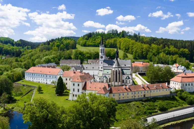 Historický klášter s kostelem v zelených jižních Čechách.