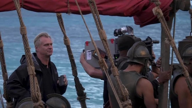 Režisér Oliver Stone na natáčení s herci v římských zbrojích.