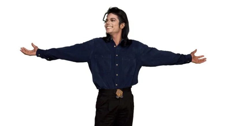 Michael Jackson s úsměvem v rozpačkách na bílém pozadí.