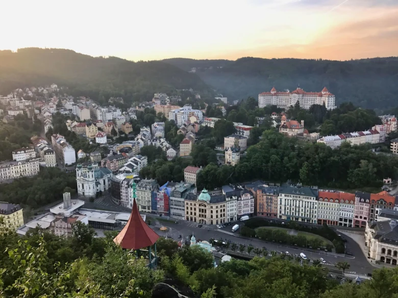 Pohled na město Karlovy Vary s památkami a okolními kopci.