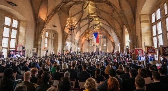 Velká shromáždění lidí v historické sále během veřejného setkání.