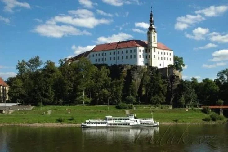Bývalé hradisko s kostelem na skále nad řekou v Děčíně.