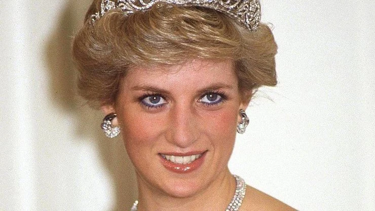 Portrét princezny Diany s korunou na hlavě.