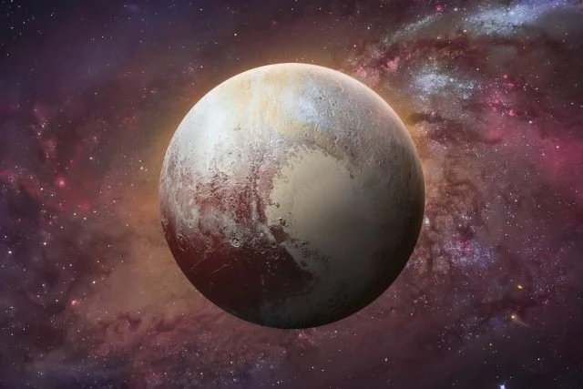 Planeta Pluto na pozadí hvězdné oblohy s mlhovinou.