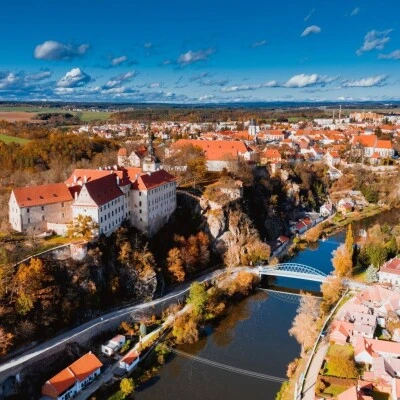 Pohled na město Bechyně s hradem nad řekou v podzimu.