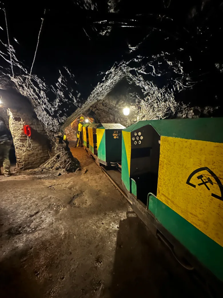 Barvařský vlak v tunelu podzemního dolu.