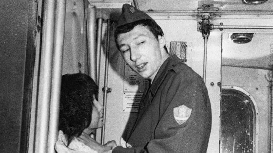Fotografie Ladislava Hojera v uniformě uvnitř letadla