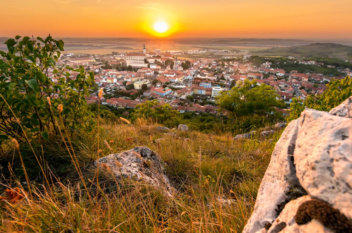 Pohled na městečko Mikulov při západu slunce z kopce.