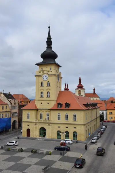 Rathaus v Žatci s černou věží na náměstí.