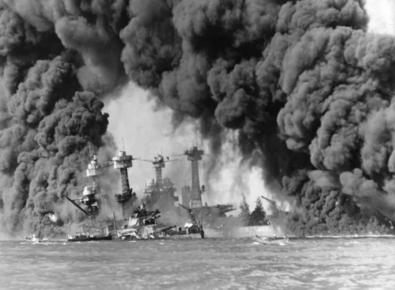 Zničené lodě v Pearl Harbor po útoku Japonska.