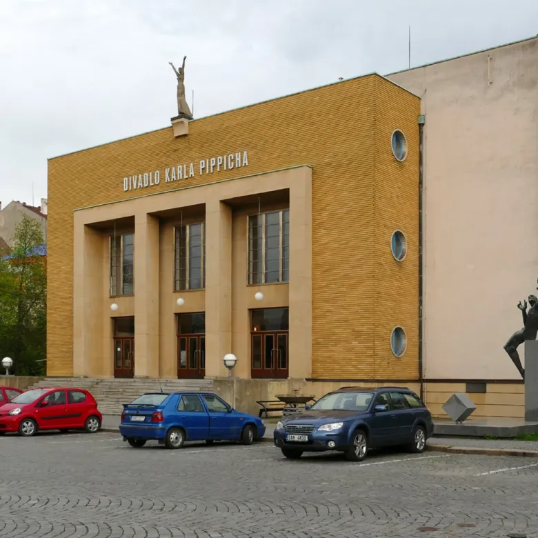 Divadlo Karla Pippicha v Chrudimi s parkovanými auty před budovou.