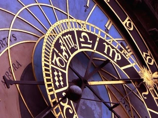 Detail staroměstské astronomické hodiny s znaky horoskopu.