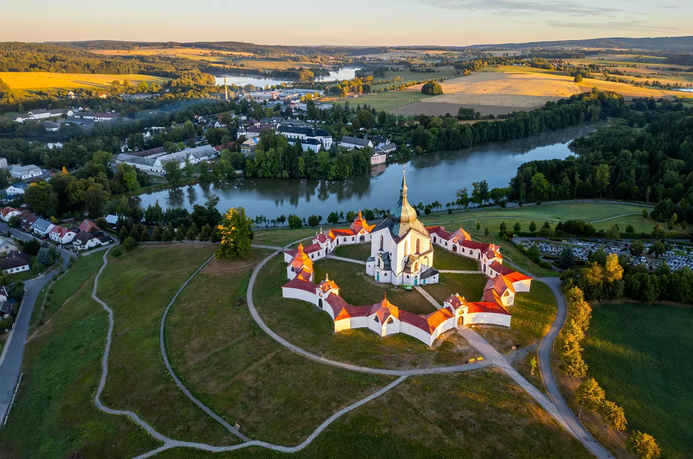 Kostel svatého Jana Křtitele v Žďáru nad Sázavou s řekou pod ním.