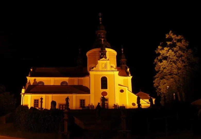 Osvětlený kostel v Chlumu u Třeboně za tmy