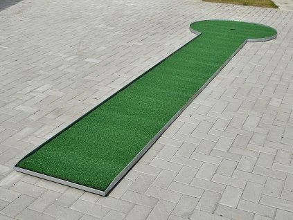Umělá tráva na mini-golfovém hřišti pro cvičení čepic.