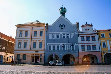 Historické radnice v Litoměřicích na náměstí za slunečného dne.