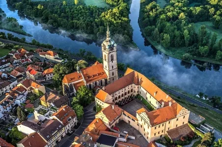 Vzdušný pohled na město Mělník s řekou a kostelem.