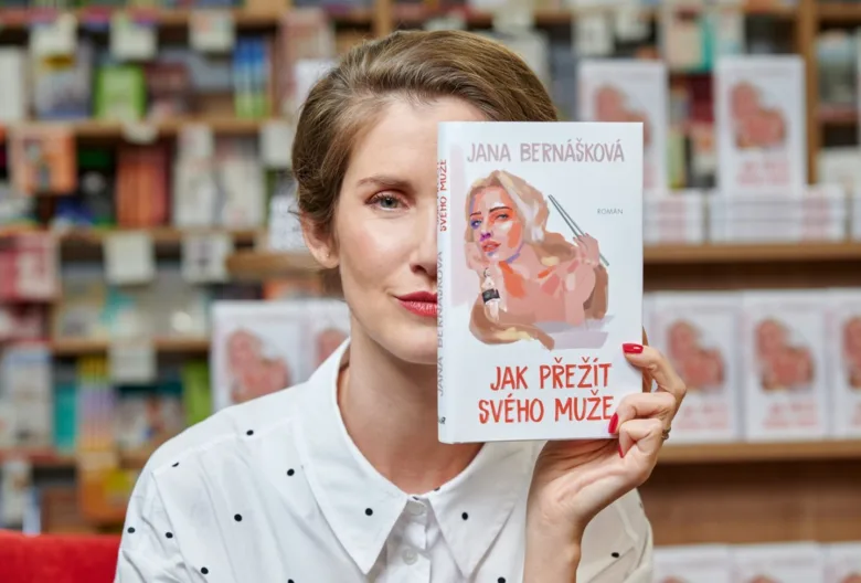Žena drží knihu Jany Bernáškovej před tvář.