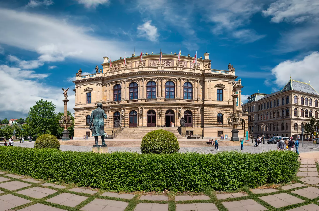 Vnější pohled na budovu Rudolfinium v Praze za slunečného dne.