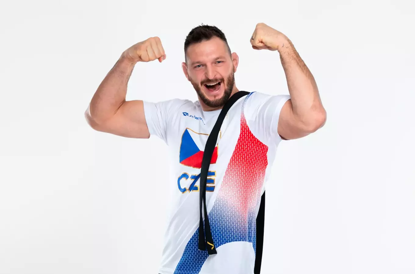 Lukáš Krpálek v tričku České republiky se svírajícími pažemi.