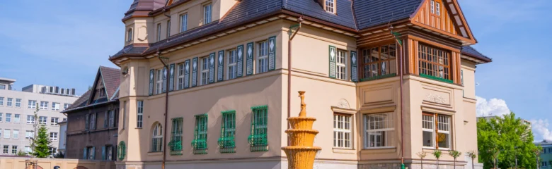 Grossmannova vila v Ostravě s fontánou před fasádou.