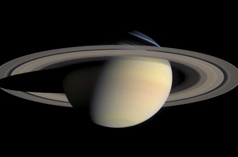 Planeta Saturn s charakteristickým prstencem ve vesmíru.