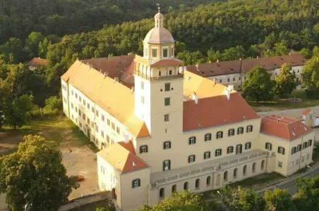 Letní pohled na hrad v Moravském Krumlově z výšky.