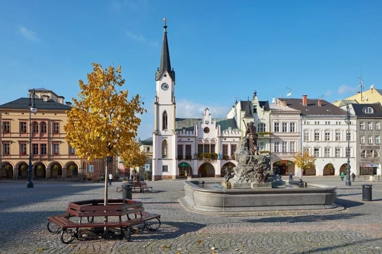 Trutnovské náměstí s fontánou a kostelem svatého Jakuba