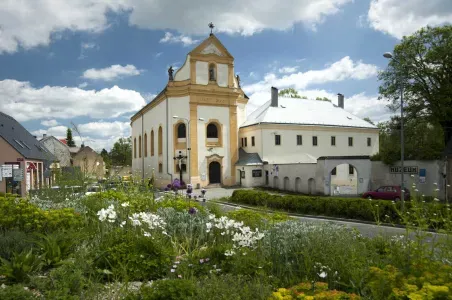 Historická kostel v Tachově na náměstí s zahradou.