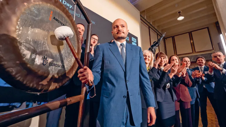 Muž buší na velkou zvonici při ceremoniálním zahájení akcie.
