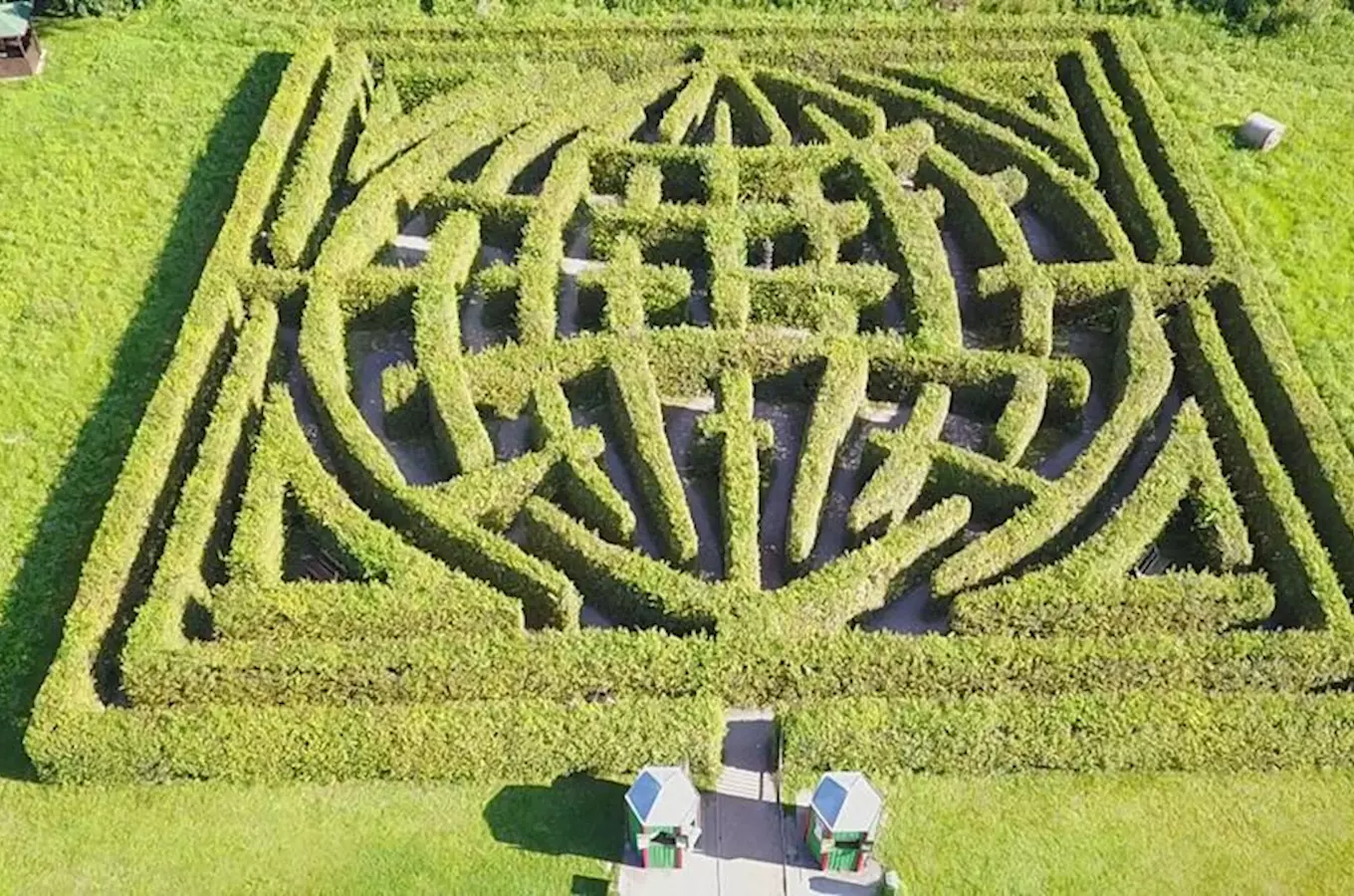Vzdušný pohled na složitý živoplný labyrint v Brandýse nad Orlicí.