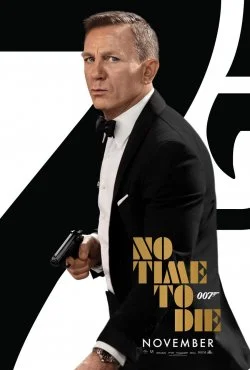 Daniel Craig jako James Bond v plášti s pistolkou.